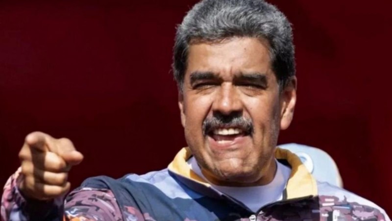 Maduro se definió como un "soldado de Perón" y mostró un regalo de Maradona